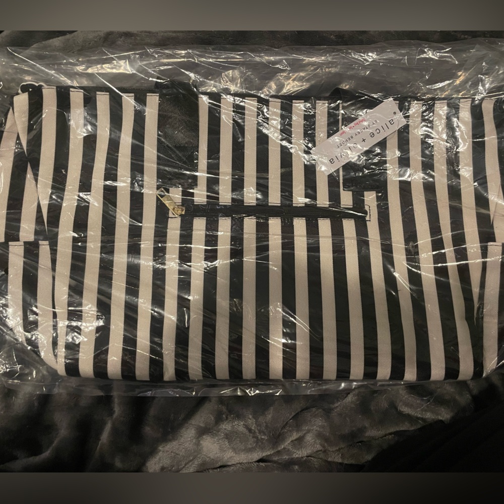 🇨🇦NWT Alice & Olivia black and white duffel bag